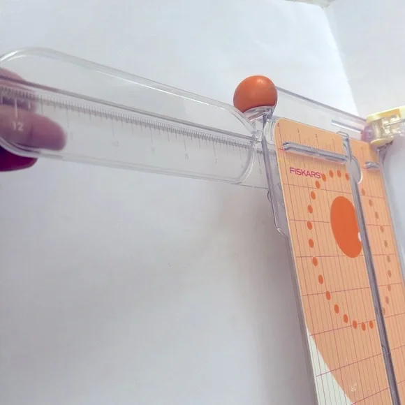 Fisker’s Rotary paper trimmer. Can cut 12 x 12 paper. Fiskars paper cutter - Picture 4 of 4